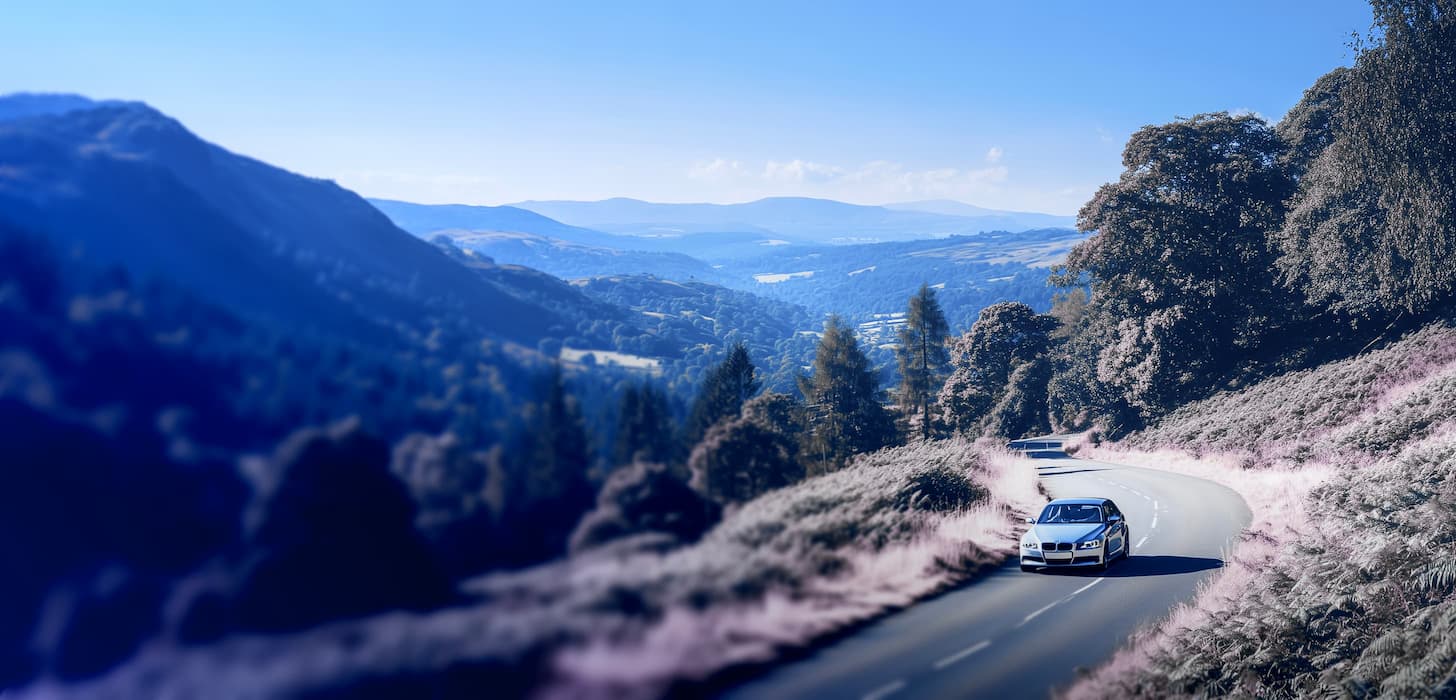 Berline roulant sur une route de montagne